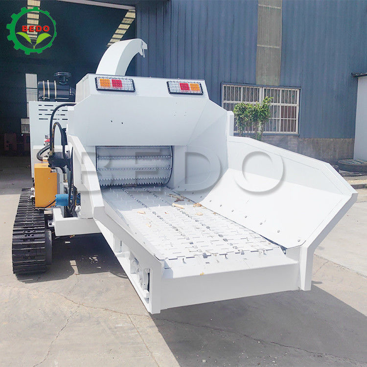 6000 kg/saat Verim Çekilebilir Ağaç Öğütme Makinesi 360 Derece Ayarlanabilir Oluk 4 Ton Ağır Hizmet Parçalayıcı