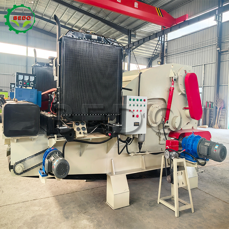 Hidrolik Motor Besleme Konveyörü Dizel Ağaç Öğütme Makinesi CE Sertifikalı Endüstriyel Tambur Tipi Parçalayıcı